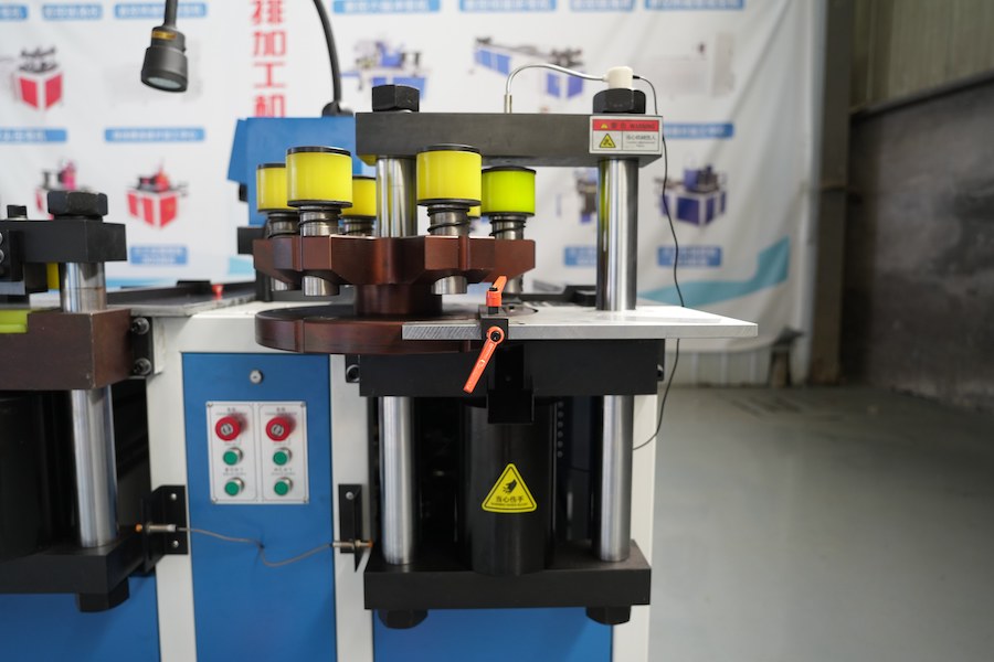 How many sets of punching dies can the bus bar punching machine accommodate at the same time?